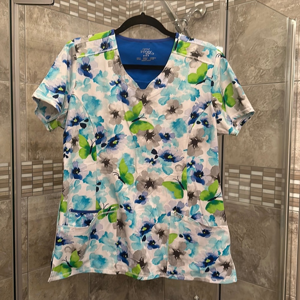 Cherokee infinity nursing scrub top. Medium